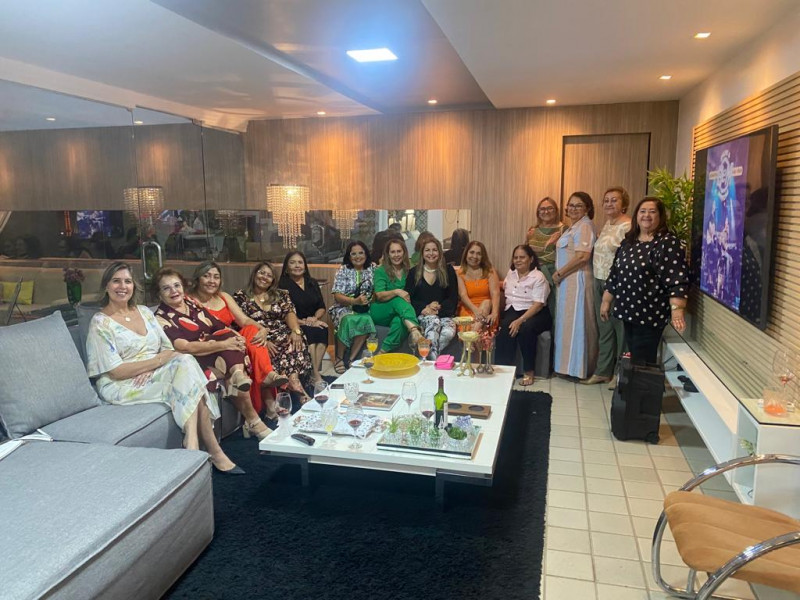 #ChádeCozinha - No dia 19/1 a querida Arlene Mesquita reuniu familiares e amigos para o seu Chá de Cozinha, com um delicioso jantar em sua belíssima residência. Chics!!! - (Luciêne Sampaio)