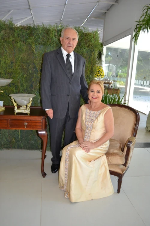 #BodasdeVidro - Um click dos queridos Vânia Guerra & José Wilson Pereira da Silva, que no dia 8/7, completaram 58 anos de casados. Da união nasceram os filhos: Valéria, Inaldo e José Wilson Filho (in memorian). Um click do casal em #tbt quando comemorou Bodas de Ouro. Felicidades!!! - (Divulgação)