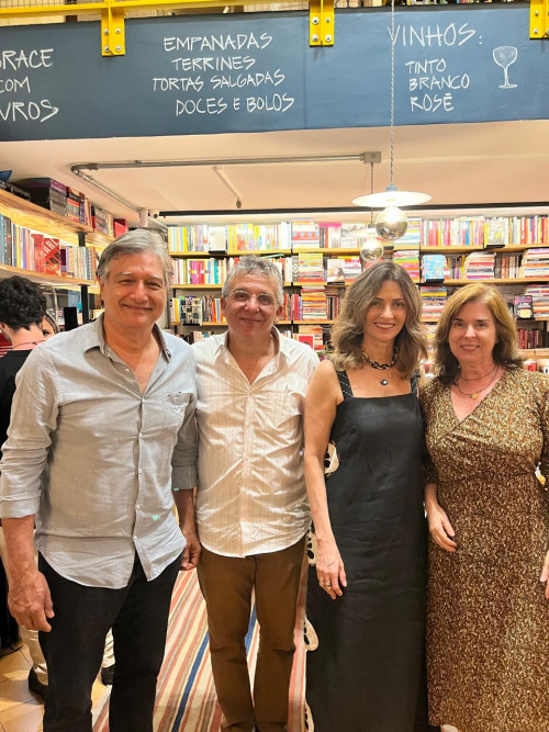 #Livro - Um click do advogado e escritor Nelson Nery Costa com Lavinia, Maria Elisa e Marcos Feghali - colega do Colégio Jesuíta Santo Inácio do Rio de Janeiro, e o escritor Nelson já fez o lançamento em Teresina, e no dia 9/1, lançou o seu livro 'A Serpente Emplumada em Sete Cidades', no Rio de Janeiro em espaço badalado. Grazie pelo Convite. Chics!!! - (Arquivo Pessoal)