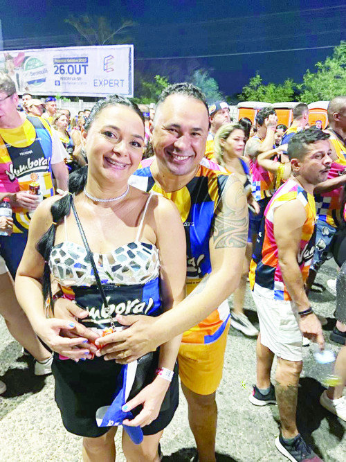 Cantor Johnny Fred e  sua Flaviava, entre os foliões do Bloco puxado pelo baiano Bell Marques no Carnaval Fora de Época de Teresina. - (Arquivo Pessoal)