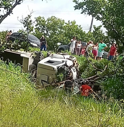 Duas pessoas morrem em colisão entre carros e caminhão na BR-316, em Lagoa do Piauí