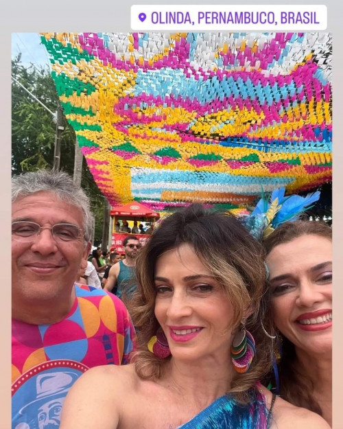 #Carnaval - Um click dos queridos Nelson Nery Costa & Lavínia Brandão, com a irmã de Lavínia Patrícia Brandão, curtiram o Carnaval de Olinda. Chics!!! - (Divulgação)
