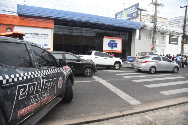 Aluna atira em ex-namorado dentro de escola do centro de Teresina - (Assis Fernandes/O Dia)