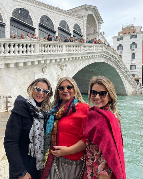 #Internacional - Um click das empresária Regina Célia Bezerra em Veneza com as filhas Paula Moreira e Gina Muniz, ausência sentida da filha: Milena Tajra, curtindo dias de férias. Chics!!! - (Divulgação)