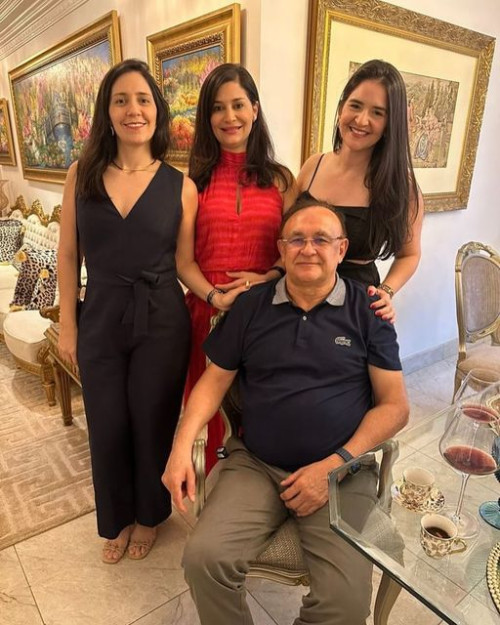 #Family - Parabéns para o cirurgião geral José Rodrigues!!! Um click do aniversariante com as filhas, as médicas Luana, Lorena e Lara Chaib. Chics!!! - (Divulgação)
