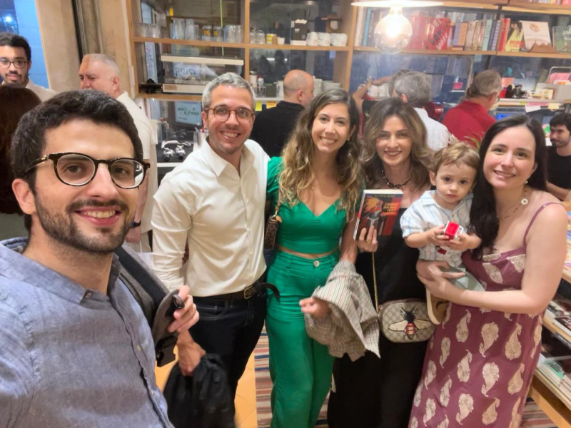  #Livro - Um click do advogado e escritor Nelson Nery Costa com a esposa Lavínia Brandão e os filhos Ricardo e André Brandão e as noras Eiamim a namorada do André - e Fernanda Balbuena e o neto Arthur. Nelson já fez o lançamento em Teresina, e no dia 9/1, lançou o seu livro 'A Serpente Emplumada em Sete Cidades', no Rio de Janeiro em espaço badalado. Grazie pelo Convite. Chics!!! - (Arquivo Pessoal)