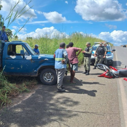 Mulher morre após colidir motocileta com caminhonete em Água Branca  - (Reprodução)