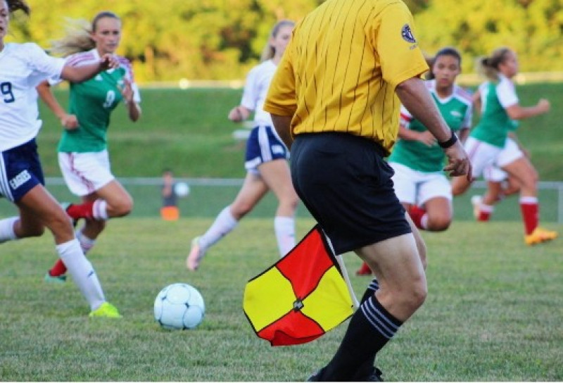 Entenda as regras do futebol - (Foto de Noelle Otto: https://www.pexels.com/pt-br/foto/atletas-femininas-jogando-futebol-906073/)