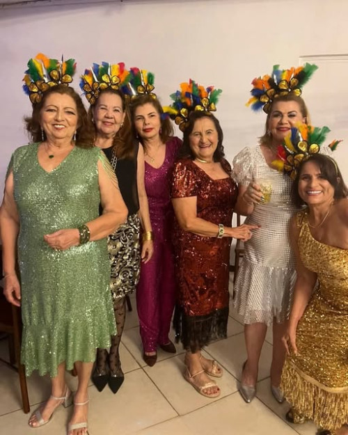 #Carnaval - Click das queridas Lucimar Oliveira, Rosinha Rufino, Losanne Paulo, Ernestina Pinheiro, Maria Elizabeth Veras e Jupira Cavalcante no Baile da Saudade. Chics!!! - (Arquivo Pessoal)