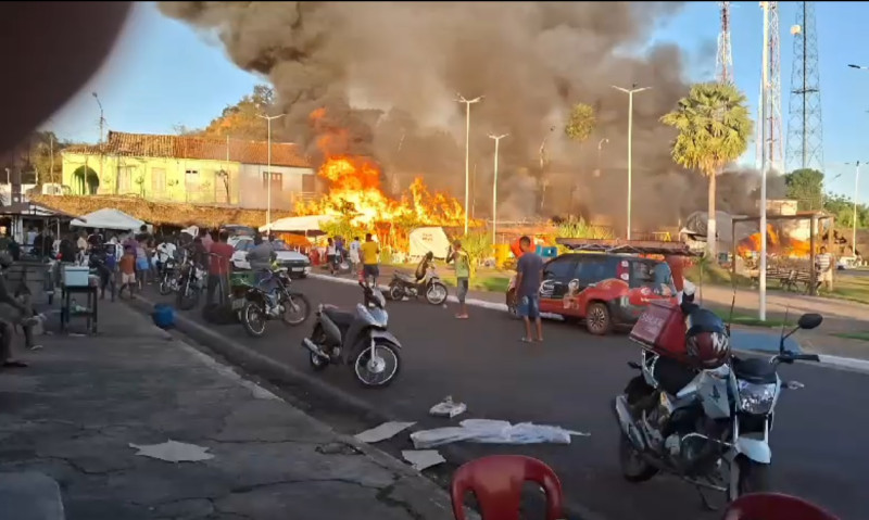 Barracas ficam completamente destruídas  - (Reprodução/redes sociais)