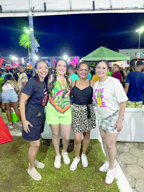 Vereadora Helena Barros (presidente da Câmara Municipal de José de Freitas) e suas amigas: Ravena Tavares (a esquerda), Luizinha Melo e a empresária Rose Maras, presenças vips no Zé Pereira de José de Freitas.  - (Arquivo Pessoal)