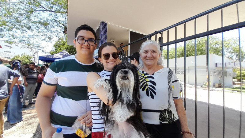 Wady Neto com a prima Camila, a avó Maria do Carmo e a cachorrinha da família, Mallu - (Assis Fernandes/ODIA)