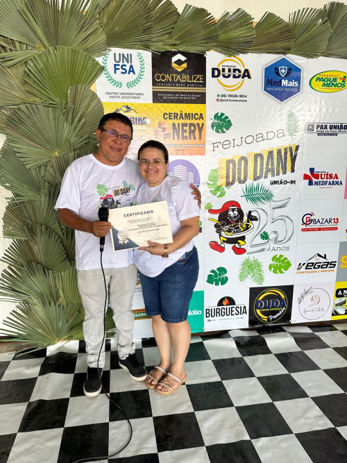 Farmacêutica Maninha Barros (Drogaria Luiza Med Farma) recebendo certificado de patrocinador.   - (Daniel Cardoso)