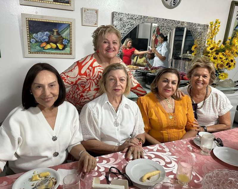 #Orações - Amigas Kátia Eulálio Santos, Solange Silveira, Aflitos Cardoso e Lia Pereira em tarde de visita para a socialite Maria Hilda Monteiro em tarde de visita e orações para a querida Maria Hilda Monteiro. Amém!!! - (Arquivo Pessoal)