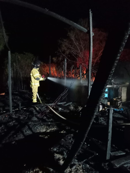 Incêndio de grandes proporções atinge barracas de pousada em Barra Grande - (Divulgação/Bombeiros)