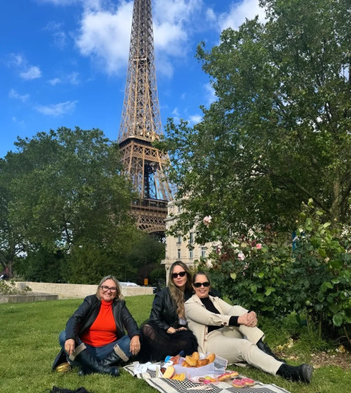 #Paris - Um click das queridas @magnoliasmacedo, @pauliene_rm e @arlenermesquita direto de Paris / França, em manhã de piquenique. Chics!!! - (Divulgação)