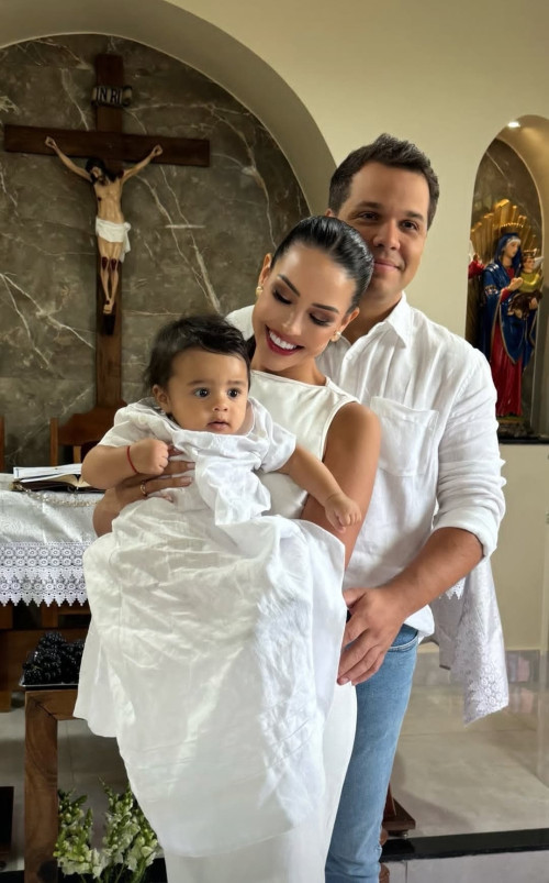 #Batizado - O fofo Joaquim, filho de Helton Brito & Roberta Albino, que foi Batizado no dia 19/1 em celebração aconteceu na Fazenda Noroeste. Um click do Joaquim com a tia e madrinha - Renata Albino e com o enamorado da tia Chico Couto. Chics!!! - (Arquivo Pessoal)