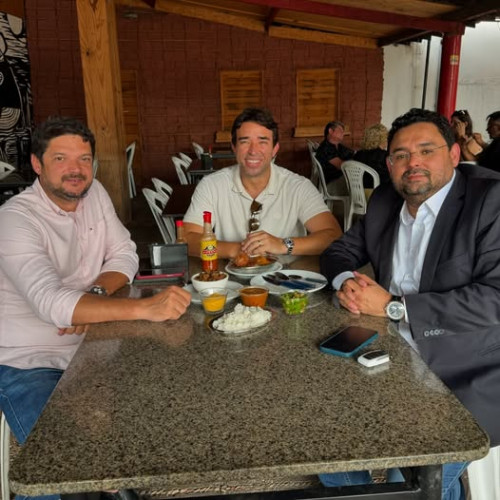 #Migs - Um click dos queridos Marden Menezes com os amigos - prefeito de Beneditinos e parceiro de trabalho @tallesmarques e o colega advogado @leonardoandradedecarv atualizando a pauta de projetos e ações para o município, Pernambuco Dream Bar. Chics!!! - (Arquivo Pessoal)