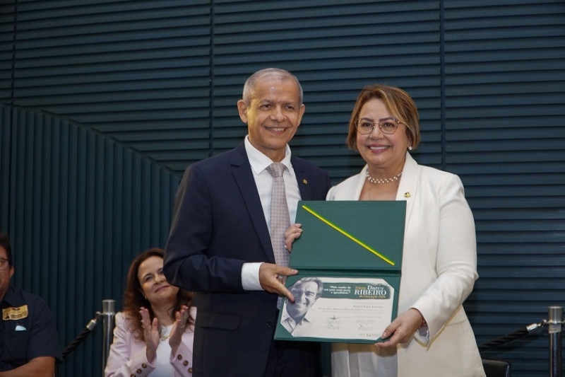 #Indicação - Um click do ex-deputado federal Nazareno Fonteles, que representou o filho, o governador Rafael Fonteles, no recebimento da homenagem com o Prêmio Darcy Ribeiro, concedido anualmente pela Câmara dos Deputados a personalidades que se destacam nacionalmente pela promoção da educação. A solenidade de entrega do Diploma e Medalha ocorreu no dia 13/11, na Câmara dos Deputados, em Brasília com a senadora Jussara Lima, que foi a responsável pela indicação do nome do governador. Segundo ela, é um reconhecimento à trajetória de Rafael Fonteles nos estudos e aos impactos positivos de sua atuação na promoção da educação piauiense. Presentes à solenidade os integrantes da Comissão Especial de Educação da Câmara Federal, a senadora Jussara e os deputados piauienses Átila Lira Filho, vice-presidente da CEE, e Júlio César Lima. Chics!!! - (Arquivo Pessoal)