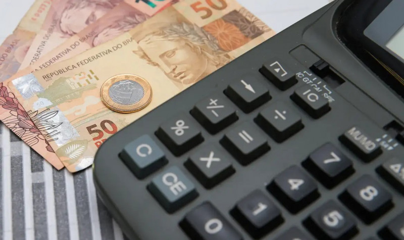 Organização financeira ajuda na hora de colocar as contas em dia - (Marcello Casal Jr./Agência Brasil)