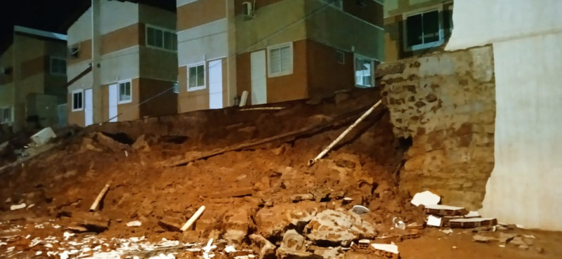 Parte de muro de condomínio cai durante chuva na zona Leste de Teresina - (Reprodução)
