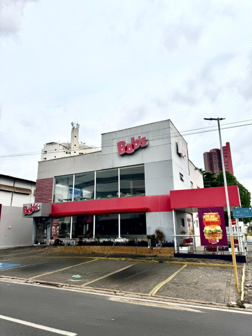 #Bob’s - Amplia horário de atendimento na unidade da Avenida Jóquei Clube, em Teresina Para atender ao público na madrugada, a loja drive-thru estará aberta de quinta a sábado, até às 3h30   O Bob’s da Avenida Jóquei Clube, na zona leste de Teresina, acaba de anunciar o novo horário de funcionamento do drive-thru. A partir de agora, o serviço está disponível até às 3h30 nas madrugadas de quinta-feira a sábado, para proporcionar mais praticidade aos clientes.   Todo o cardápio da rede está acessível nesse período estendido, incluindo o recente lançamento "Churras de Responsa", fruto de uma parceria com a Friboi. O Bob's Fraldinha com Vinagrete e Bob's Fraldinha com Queijo Coalho trazem hambúrguer 100% fraldinha e ingredientes típicos de churrasco, valorizando a cultura brasileira.  Os clientes também poderão aproveitar os inconfundíveis Milk Shakes do Bob’s, incluindo as novidades como as sobremesas com biscoito Goiabinha Piraquê.   A loja fica localizada na Av. Jóquei Clube, 1296, no Jóquei Clube, em Teresina. O horário de funcionamento é de domingo a quarta, das 11h às 1h, de quinta a sábado, das 11h às 3h30. Para acompanhar as novidades, o perfil é @bobsteresina no Instagram. Imperdível. Chics!!! - (Arquivo Pessoal)