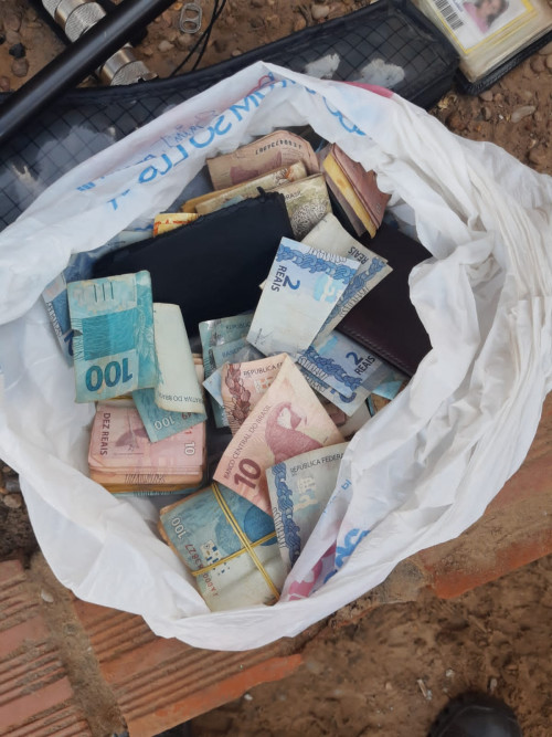 Quantia roubada é estimada em R$ 12 mil - (Divulgação/Polícia Militar)