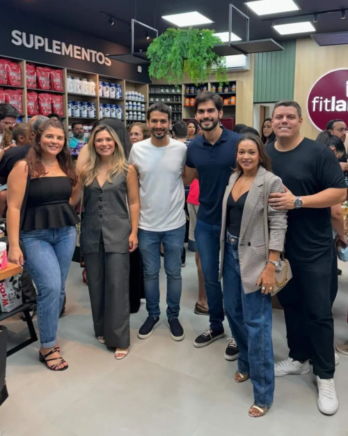 #Inauguração - Um click de Renata Andrade Bona, Lorena Andrade Sampaio, Marcos Mateus, Felipe Batista, Joana Lima e Raphael Marinho de Andrade em noite de inauguração. Chics!!!🎉 - (Arquivo Pessoal)