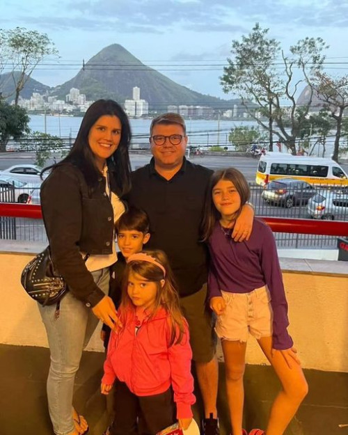 #Family🎊 Um click dos queridos Leonardo Airton Soares & Danuta Coelho com os filhos Sara, Leonardo e Maria Ângela curtindo temporada no Rio de Janeiro. Chics!!! - (Arquivo Pessoal)