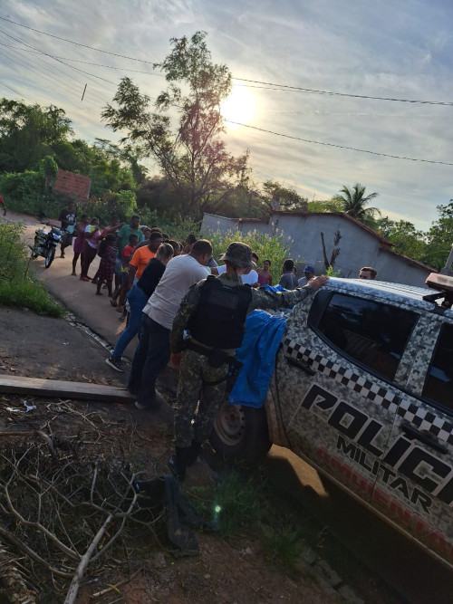 Populares fazem fila para receber doações de peixes apreendidos pela PM em São Raimundo Nonato - (Divulgação / Polícia Militar - PI)