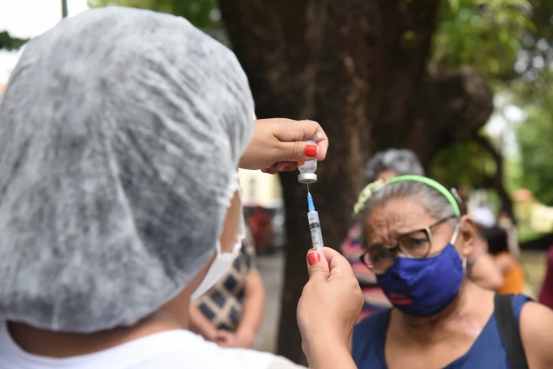 Vacinação completa contra covid-19 diminui risco de AVC e infarto - (Assis Fernandes/O Dia)