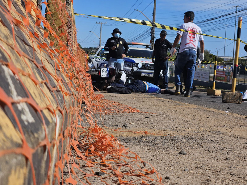 Motociclista tem cabeça esmagada por caminhão na Ladeira do Uruguai