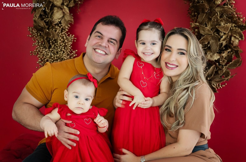 #Feliz Natal - Um click dos queridos o oftalmologista César Vilar e a empresária Marianne Macêdo Pádua Vilar com as filhas Maria Laura e Ana Maria em Ensaio de Natal com a família reunida. Chics!!! - (Paula Moreira)