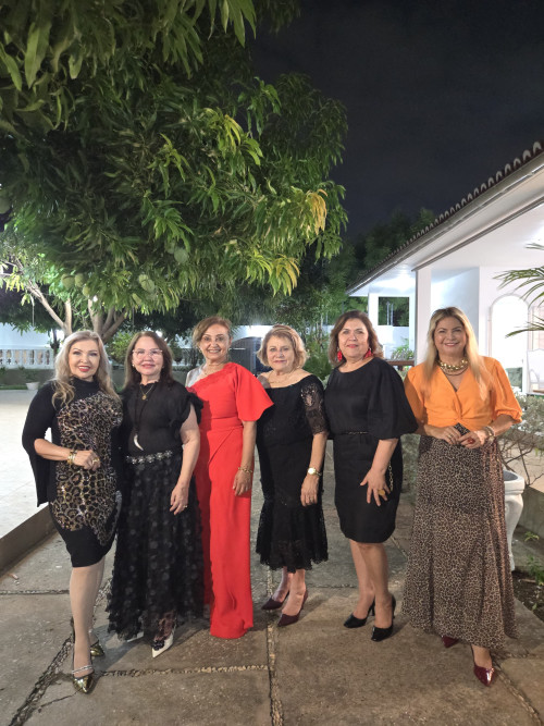 #Confraternização - As sócias do Lótus Clube de Teresina realizaram a Confraternização do Clube, na noite de 2/12, na residência da presidente Nailza Meneses e teve como anfitriãs Nailza Meneses, Ana Maria Eulálio, Julinha Moita e Zuíta Vasconcelos. Chics!!! - (Luciêne Sampaio)