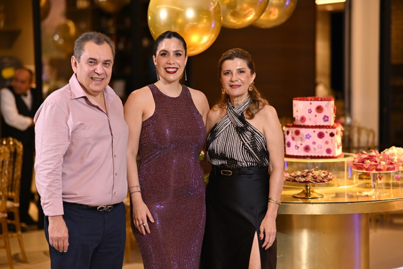 #Family - Parabéns para a chef Luenna Resende!!! Um click da aniversariante com os pais Júnior Resende & Helena Resende comemorando a data. Foto Gustavo Costa. Chics!!! - (Gustavo Costa)