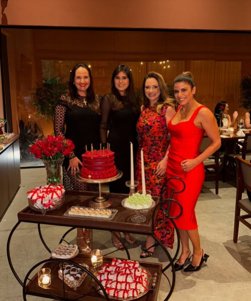 #Migas - Parabéns para a querida Larissa Napoleão!!! Um click da aniversariante com as amigas Celina Lages, Olívia Nogueira e Kércia Costa comemorando a vida. Chics!!!  - (Arquivo Pessoal)