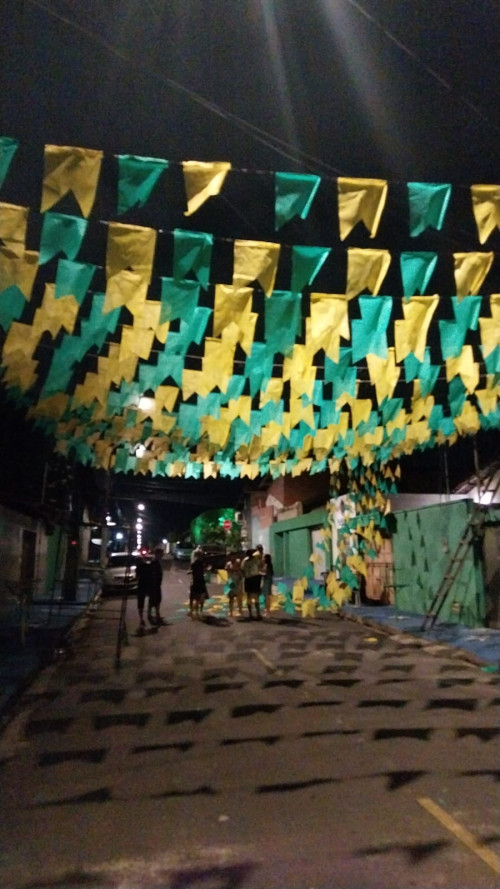 A uma semana da estreia do Brasil, moradores se mobilizam para concluir decoração das ruas para a Copa do Mundo