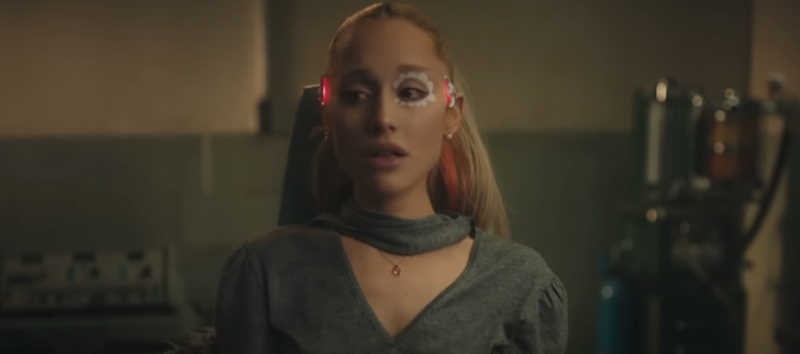 Ariana Grande lança novo álbum e videoclipe com participação de Evan Peters