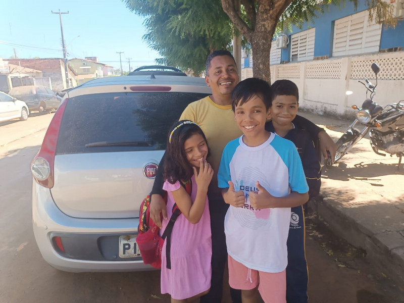 O comerciante Renan de Sousa com Pablo e outros dois filhos - (Arquivo Pessoal/ODIA)