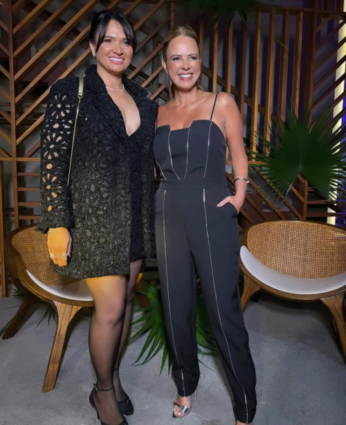 #Vesture - Um click da empresária Carla Caroline Rosado com Cristina Salomão - by Regina Salomão em evento badalado. Chics!!! - (Divulgação)