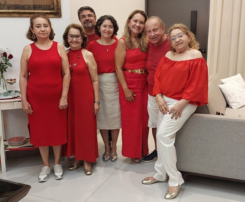 #Irmãs - Um click das queridas Claudete com Rosalia Sousa, Josélia Dantas, Jardel e Nice Lourdes, também no jantar Jardel e Luis Carlos Carvalho, na suabelíssima residência do casal. Chics!!! - (Arquivo Pessoal)