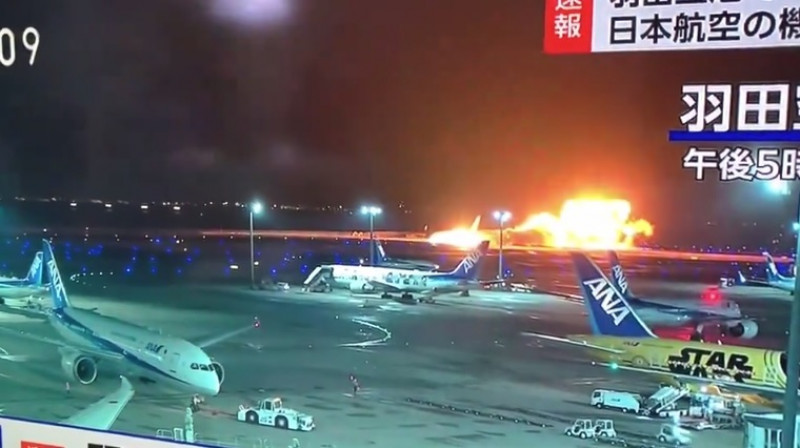 Avião com mais de 300 passageiros a bordo pega fogo após acidente em solo no Japão