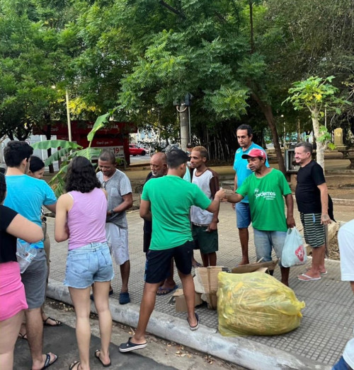 Estudante piauiense desenvolve projeto que leva marmitas para pessoas em situação de rua
