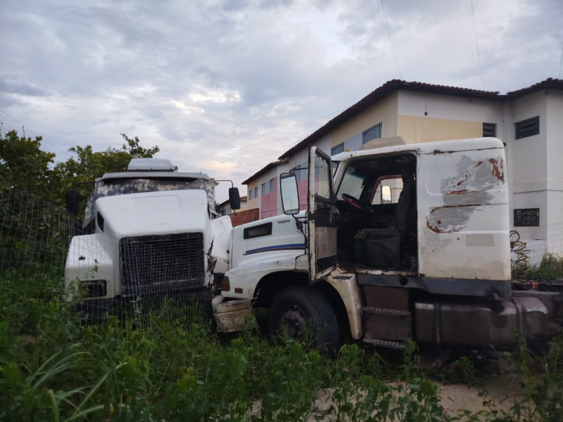 Caminhões do homem que morreu enquanto fazia manutenção. - (Francisco Filho / O Dia)