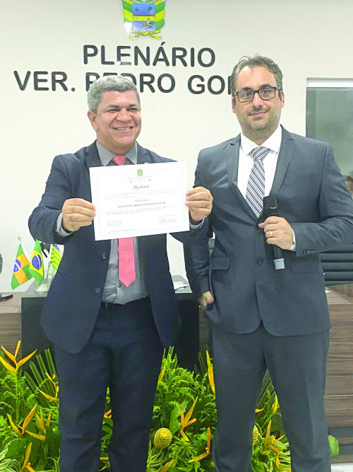 Vereador Eduardo Bacelar (recebendo seus diploma  de vereador) das mãos do  juiz eleitoral. Dr. José Eduardo Couto. - (Divulgação)