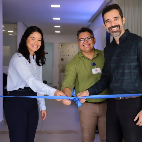 #Inaugurado novo posto do Laboratório Med Imagem no Hospital Santa Maria. Novo posto faz parte da ampliação dos serviços do laboratório do Grupo Med Imagem, que já realizou, em 2024, mais de 2,3 Milhões de exames. Para expandir ainda mais a capacidade de atendimento e levar mais conforto e comodidade aos seus pacientes, o Grupo Med Imagem inaugurou, nesta quarta-feira (16/10) um novo ponto de coleta do Laboratório Med Imagem no Hospital Santa Maria. Situado na região Centro-Sul de Teresina, o hospital, que já oferece atendimento de urgência/emergência e ambulatorial, conta agora com um espaço exclusivo para exames laboratoriais. “Esse novo posto representa a expansão da nossa rede própria, que já é incomparável em relação a qualquer outra operação, aqui, no Piauí. Nós temos quatro hospitais, sete unidades de atendimento clínico para os nossos pacientes, e agora, mais uma unidade do Laboratório Med Imagem. Isso demonstra o crescimento constante da nossa estrutura e capacidade de atendimento de nossos serviços”, destacou o diretor geral do Grupo Med Imagem, dr. Marcelo Burlamarque Nunes. Com capacidade para realização de 400 atendimento diários, o novo posto oferece ainda maior agilidade na realização de exames aos pacientes do Hospital Santa Maria e também contempla pacientes de outras unidades do grupo e clientes particulares, ambos poderão fazer seus exames na unidade. Expansão reforça e amplia qualidade no atendimento. Segundo o responsável técnico do Laboratório Med Imagem, Flaviano Pinheiro, a expansão da rede resulta em melhor atendimento aos pacientes e eleva ainda mais a qualidade dos serviços, já reconhecida pelo Sistema Nacional de Acreditação. “Somos um laboratório que mantém a sua certificação há 12 anos e nosso objetivo é oferecer exames de alto padrão de qualidade com menor tempo de atendimento possível. Hoje atendemos em torno de 2 Mil pacientes por dia em toda a rede e 90% desses atendimentos têm seus exames liberados 24 horas após a coleta. Tudo isso para trazer comodidade e agilidade aos nossos pacientes”, afirmou. Outro destaque do Laboratório é a capacidade de realizar exames de alta complexidade de forma rápida como o Painel de Marcar. Chics!!! - (Arquivo Pessoal)