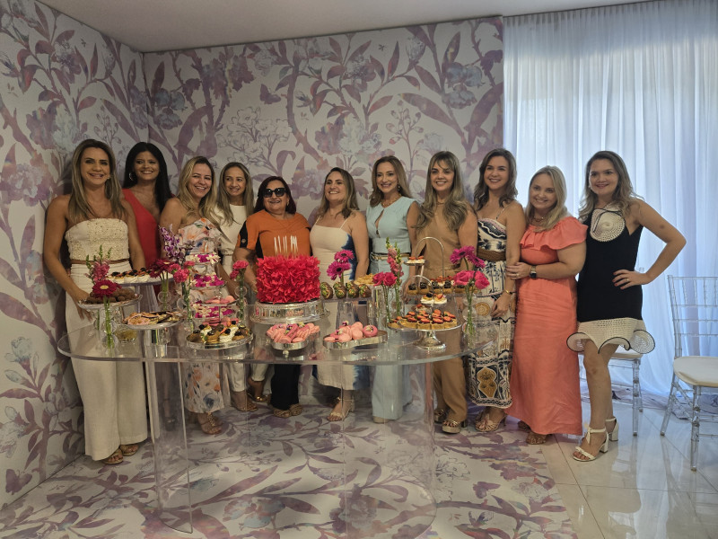 #Festa - Parabéns para a querida empresária Polyana Melo (3/11)!!! Que comemorou em grande estilo com familiares e amigos no domingo (3), em grande estilo com um almoço bem animado. Um click da aniversariante reunida com as amigas. Chics!!! - (Luciêne Sampaio)