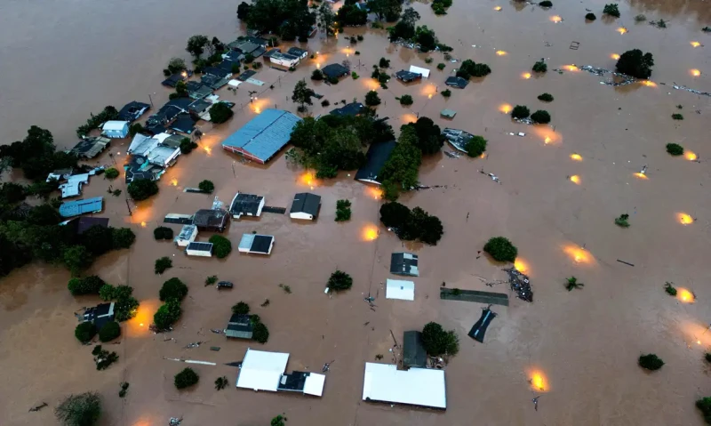Vítimas das enchentes no Rio Grande do Sul estão precisando de doações - (Diego Vara/Agência Brasil)