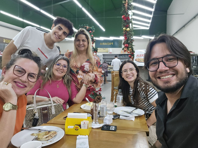 #Panificadora - Um click com os queridos Clemilda Bandeira, Luana Bandeira, Ruan Vitor Bandeira, Luciane Portela e Yuri Sampaio em encontro animado na hora do café. Chics!!! - (Arquivo Pessoal)