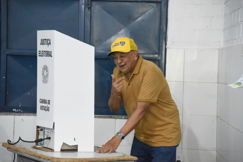 Ao votar, Dr. Pessoa mantém silêncio sobre apoio em eventual segundo turno - (Assis Fernandes/ODIA)